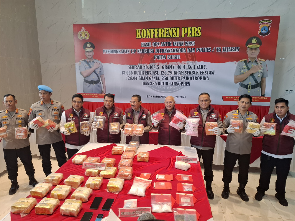 Kapolda Kalsel, Irjen Rosyanto Yudha Hermawan bersama jajaran memperlihatkan barang bukti sabu hasil pengungkapan dari jaringan gembong narkoba Fredy Pratama, Senin (30/6/2025).