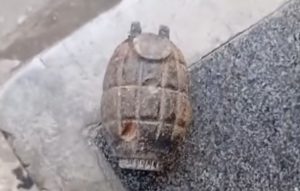 Penampakan granat yang ditemukan warga di Sungai Martapura, Martapura, Banjar, Kalsel.