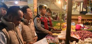 Tim Satgas Pangan Polda Kalsel melakukan pengecekan harga dan ketersediaan bahan pokok di Pasar Ahad Kertak Hanya, Banjar, untuk memastikan stok jelang Idul Adha, Senin (2/6/2025).
