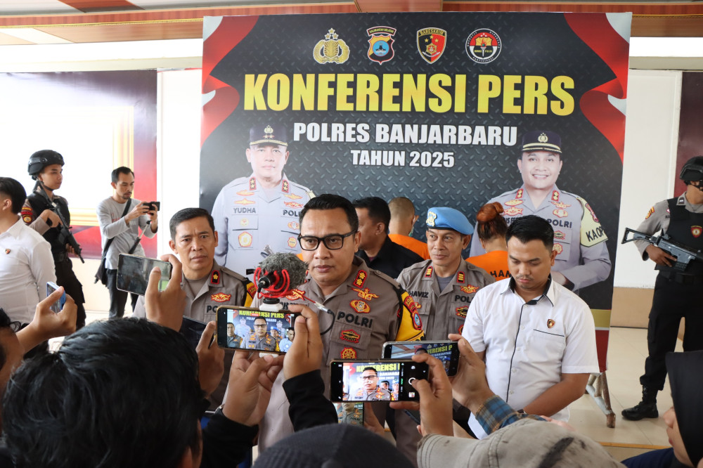 Kapolres Banjarbaru, AKBP Pius X Febri Aceng Loda memberikan keterangan pers terkait pengungkapan kasus peredaran 10,3 sabu, Selasa (3/6/2025).