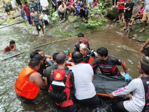 Pria berinisial MI (36) ditemukan tewas tenggelam saat berwisata di Air Terjun Gunung Ulin, Kotabaru, Kalsel, Sabtu (21/6/2025).