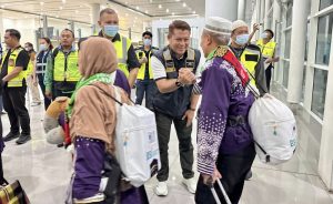 Jemaah haji embarkasi Banjarmasin disambut petugas saat di kembali ke tanah air baru-baru ini.