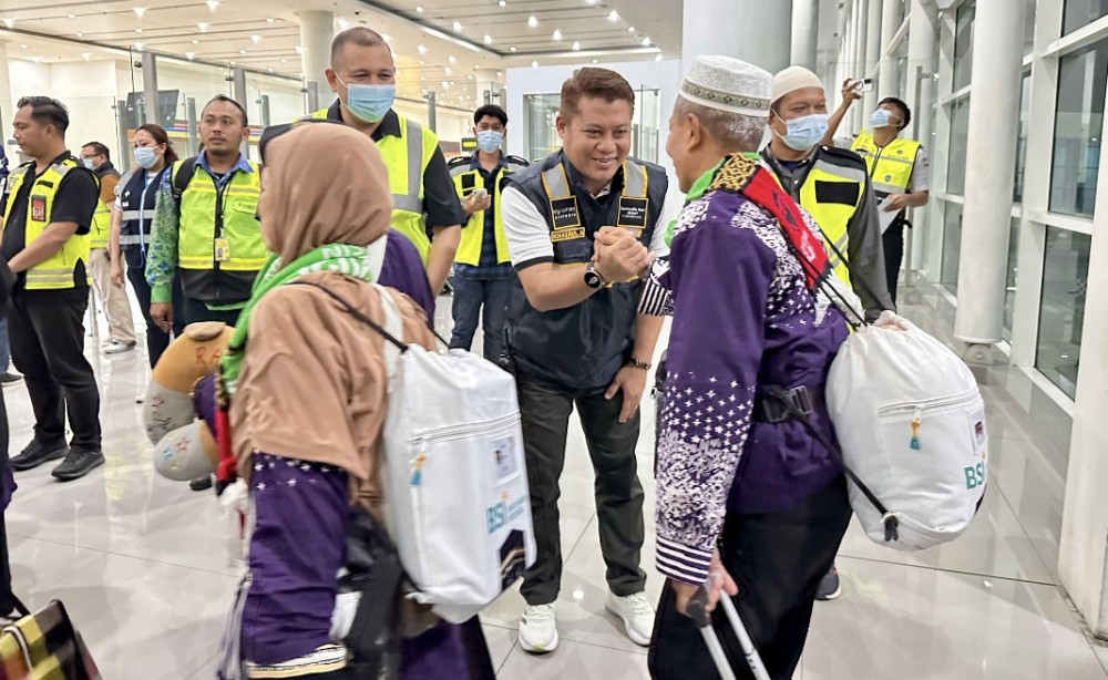 Jemaah haji embarkasi Banjarmasin disambut petugas saat di kembali ke tanah air baru-baru ini.