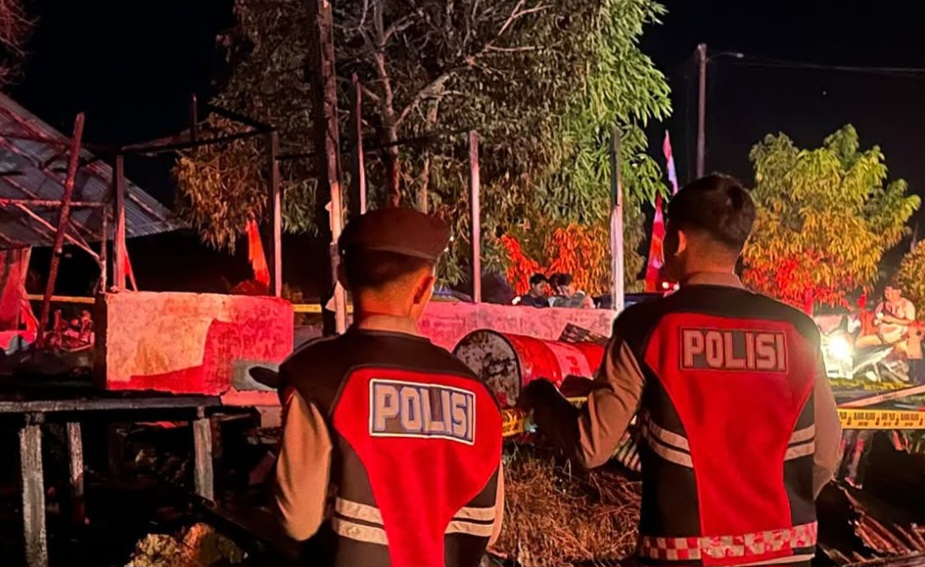 2 petugas Polres Kotabaru mengumpulkan barang bukti dari lokasi kebakaran yang menghanguskan sebuah rumah di Jalan Raya Stagen, Kotabaru, Kalsel pada, Rabu (25/6/2025).