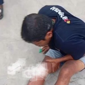 Korban M tergeletak meringis kesakitan setelah ditebas orang tak dikenal pada, Senin (23/6/2025).