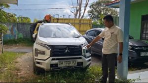 Petugas Polsek Liang Anggang memperlihatkan barang bukti mobil berwarna putih yang diamankan dari pelaku AA.
